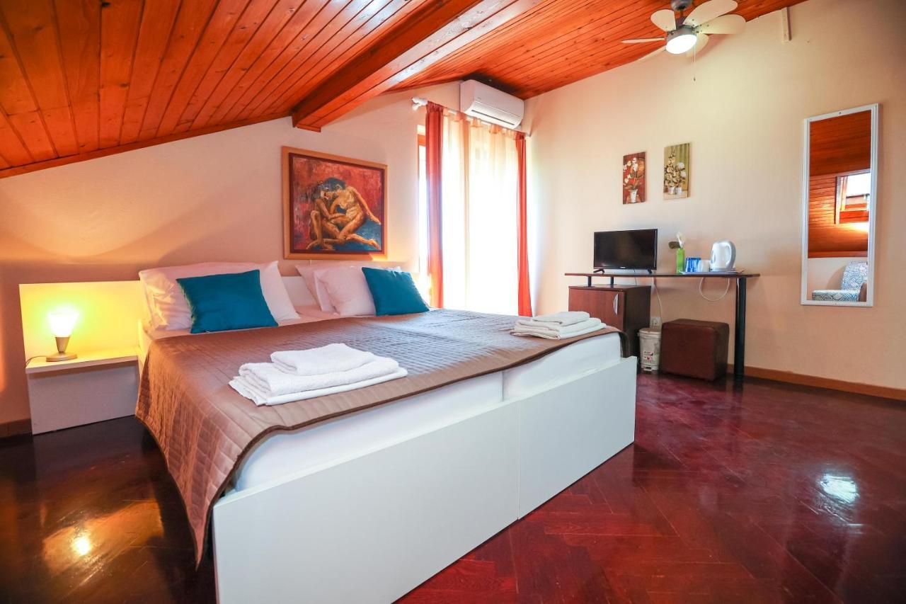 Apartments And Rooms Sinka Biograd Na Moru Exterior foto