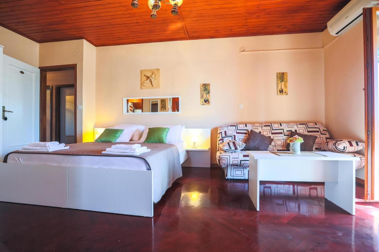 Apartments And Rooms Sinka Biograd Na Moru Exterior foto